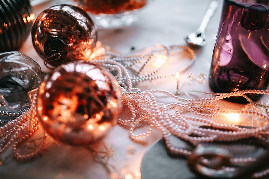 Noel masa süslemeleri, Noel, tablo, dekorasyonlar, masa Seti, pembe, tatil, çekicilik, dekorasyon, takı, parlak, moda, kişisel aksesuar, kolye, kapatmak, içeriye, insansız, gün, kutlama, aydınlatılmış, Noel süsü, Noel dekorasyonu, seçici odak, aydınlatma ekipmanı, Noel ışıkları, Etkinlik, kurdele, natürmort, kurdele - dikiş kalemi, Noel marketi, 5K