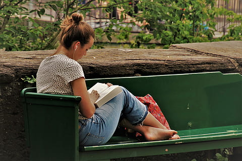 mulher, azul, calça jeans, livro de leitura, verde, Banco, dia, leitura, aluna, Ciência, sabedoria, livro, menina, parque, no tribunal de, Treinamento, uma pessoa, alunos, pernas, pés, calça, independentemente, no Parque, encontro, jovem, fones de ouvido, devaneio, sentado, pessoas reais, roupa casual, comprimento de três quartos, estilos de vida, atividade de lazer, adulto jovem, natureza, comprimento total, relaxamento, mulheres, criança, assento, adulto, cor verde, ao ar livre, Penteado, adolescente, 4K, CC0, domínio público, royalty free