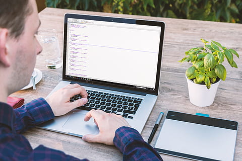 la personne, en portant, gris, ordinateur portable, webdesigner, codeur, html, css, html5, css html5, CSS3, création de sites web, ordinateur, la programmation, numérique, l'informatique, code binaire, binaire, informaticien, designer, tablette, tablette graphique, conception, développer, maquette, les uns et les zéros, 1, La technologie, portable, Technologie sans fil, utilisant un ordinateur portable, l'Internet, lien, la communication, table, Hommes, affaires, réseau informatique, travail, adulte, séance, mâles, portabilité, Occupation, meubles, bureau, en utilisant l'ordinateur, dactylographie, nouvelle entreprise, 5K, CC0, domaine public, libre de droits