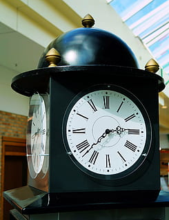 reloj, diales, negro, nostálgico, en blanco y negro, reflexión, retro, hora, número, de cerca, exactitud, nadie, centrarse en primer plano, adentro, estilo retro, naturaleza muerta, forma, instrumento de tiempo, la cara del reloj, mesa, metal, iluminado, forma geometrica, despertador, Números romanos, minutero, 4K, CC0, dominio público, libre de derechos