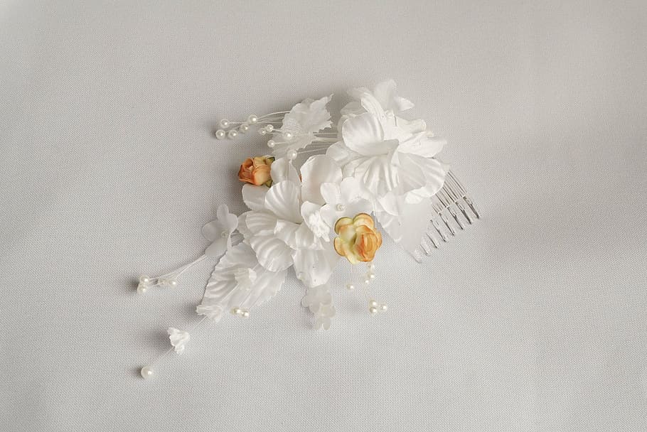 hvid, blomst, fransk, kam, tekstil, trimme, kunstig, kronblade, frisure, stof, bryllup, dekoration, kunsthåndværk, blomst kunstig, håndværk, hvid farve, fest begivenhed, tæt på, ingen mennesker, fest, jul, indendørs, hvid baggrund, snefnug, dag, blomstrende plante, plante, studio skud, friskhed, skrøbelighed, natur, sårbarhed, blomsterhoved, høj vinkel visning, kopiere plads, kronblad, skønhed i naturen, emotion, 2K