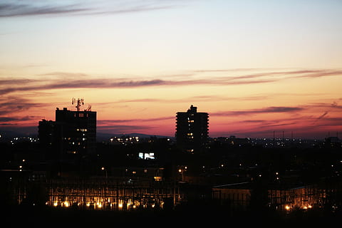 fotografía de silueta, Alto, edificio, silueta, subir, ciudad, edificios, puesta de sol, cielo, noche, oscuro, luces, horizonte, iluminado, nube - cielo, oscuridad, paisaje urbano, nadie, vida en la ciudad, arquitectura, exterior del edificio, estructura construida, color naranja, naturaleza, industria, fábrica, al aire libre, paisaje, belleza en la naturaleza, Distrito residencial, edificio de oficinas exterior, rascacielos, 5K, CC0, dominio público, libre de derechos