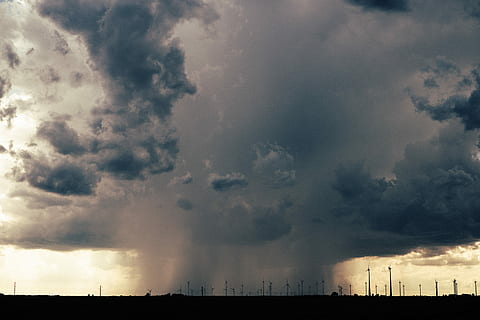 branco, cinzento, céu, nuvens, nublado, tempestade, Parque eólico, vento, nuvem - céu, meio Ambiente, natureza, beleza na natureza, ninguém, panorama, ao ar livre, sinistro, Nuvem de tempestade, céu dramático, trovoada, geração de combustível e energia, comunicação, conservação ambiental, silhueta, crepúsculo, molhado, Sombrio, chuva, 5K, CC0, domínio público, royalty free