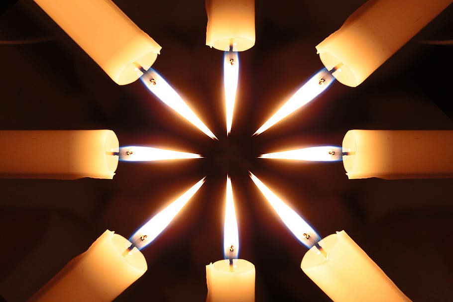 runde Kerze, Kerzen, Anordnung, Licht, Muster, Star, Mitte, Docht, Rechnung, beleuchtet, Kerze, Lichtanlage, drinnen, Verbrennung, keine Leute, Studioaufnahme, glühend, Feuer, Feier, Flamme, Nahansicht, gestalten, Licht - natürliches Phänomen, Veranstaltung, Hintergründe, Dekoration, Geometrische Figur, Feuer - natürliches Phänomen, direkt darunter, Decke, elektrische Lampe, 5K