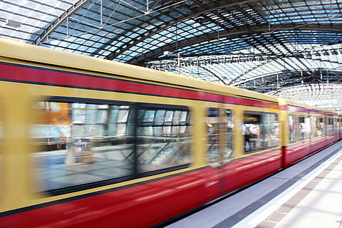 merah, putih, melatih, lewat, stasiun, Berlin, diedit, angkutan, rel kereta, platform stasiun kereta api, perjalanan, moda transportasi, kecepatan, penumpang, pemandangan kota, kendaraan umum, orang-orang, orang bepergian, eropa, Stasiun kereta bawah tanah, transportasi kereta api, kereta - kendaraan, Stasiun kereta api, gerakan kabur, gerakan, Arsitektur, dalam ruangan, kereta penumpang, tidak ada orang, bahan kaca, kereta bawah tanah, jendela, refleksi, jalur, plafon, kedatangan, pergi, 5K, CC0, domain publik, bebas royalti