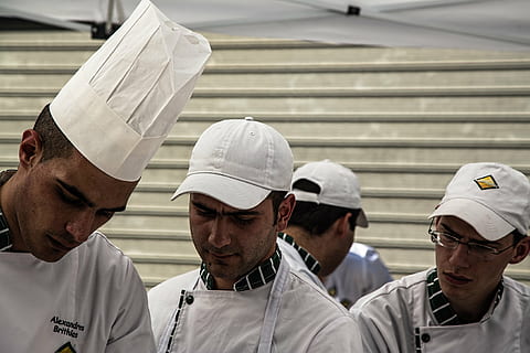 quatre, homes, portar, blanc, uniforme del xef, endins, habitació, humà, xefs, cares, cuinar, gastronomia, presentació, imitador, treballar, xef, professió, voltatge, gent, grup de persones, cooperació, barreteria, ocupació, treball en equip, tirada al cap, casc, barret, adult, roba, seguretat, treball, protecció, company de feina, persones reals, uniforme, fàbrica, 4K, CC0, domini públic, lliure de regalies