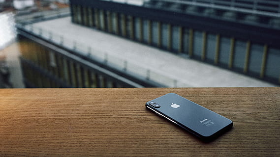 zaměření fotografie, prostor, šedá, iphone x, hnědý, dřevěný, stůl, selektivní, zaostřovací fotografie, umístěny, povrch, telefon, iphone, jablko, technologie, chytrý telefon, sdělení, bezdrátové technologie, spojení, přenosné informační zařízení, mobilní telefon, nikdo, zaměřit se na popředí, přenosnost, detail, dřevo - materiál, sociální problémy, stálý život, podnikové finance a průmysl, uvnitř, vysoký úhel pohledu, umělecká kultura a zábava, jeden objekt, osobní příslušenství, 2K, CC0, veřejná doména, bez autorských práv