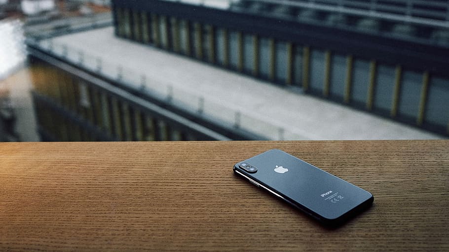 zaměření fotografie, prostor, šedá, iphone x, hnědý, dřevěný, stůl, selektivní, zaostřovací fotografie, umístěny, povrch, telefon, iphone, jablko, technologie, chytrý telefon, sdělení, bezdrátové technologie, spojení, přenosné informační zařízení, mobilní telefon, nikdo, zaměřit se na popředí, přenosnost, detail, dřevo - materiál, sociální problémy, stálý život, podnikové finance a průmysl, uvnitř, vysoký úhel pohledu, umělecká kultura a zábava, jeden objekt, osobní příslušenství, 2K