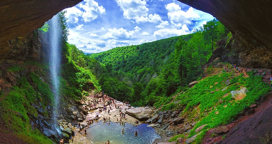 aèria, fotografia, cascades, durant el dia, turons, arbres, gent, cos, aigua, cascada, núvol, arbre, cel, estany, cova, multitud, bosc, paradís, naturalesa, senderisme, Resort, festa, escenics - natura, bellesa a la natura, escena tranquil·la, muntanya, núvol - cel, planta, tranquil·litat, escena no urbana, terra, dia, color verd, idíl·lic, creixement, remot, medi ambient, cap gent, a l'aire lliure, aigua que flueix, que flueix, 5K