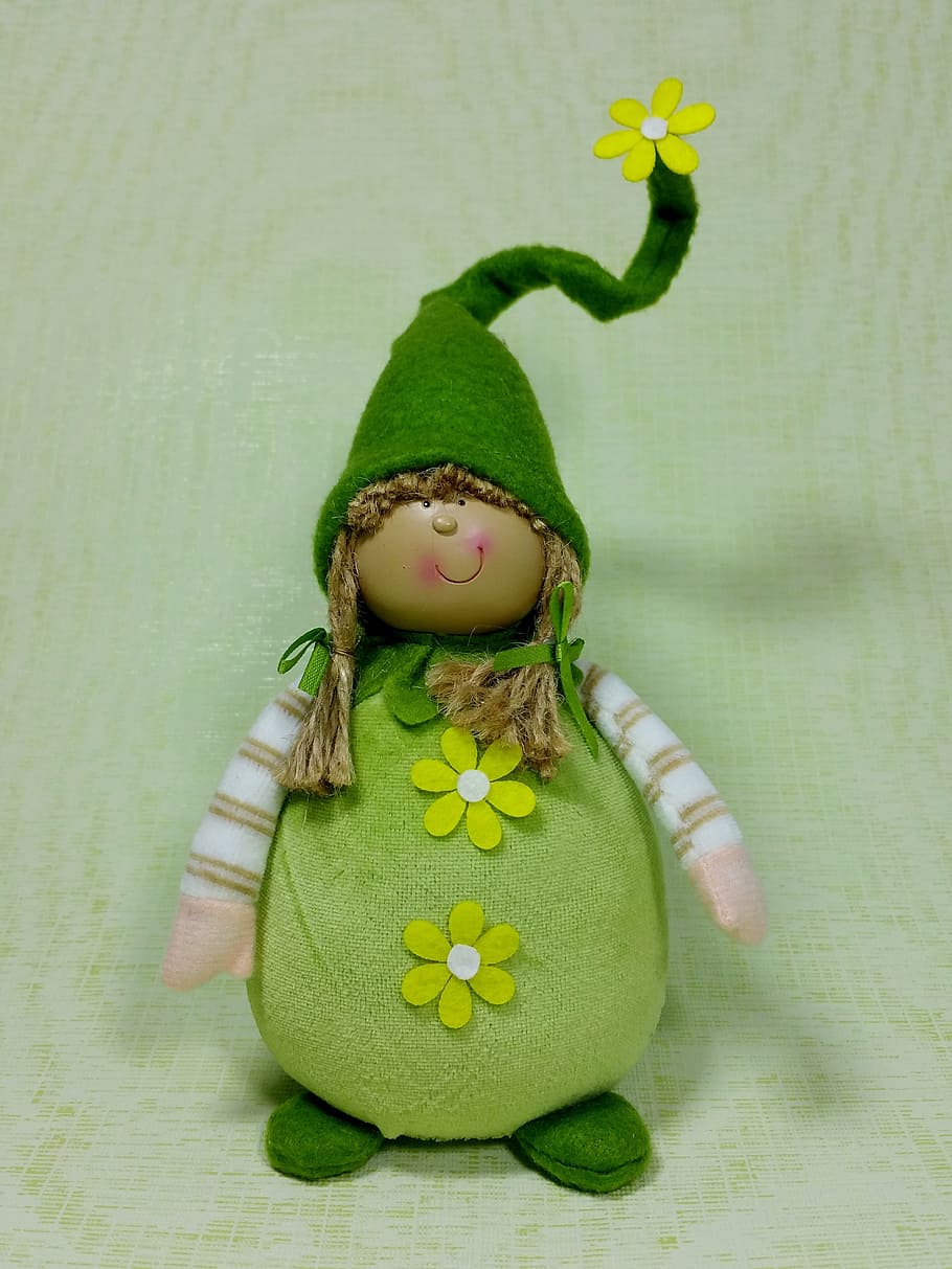 imp, primavera, verd, primavera, verd, divertit, bonic, cultures, decoració, Pasqua, celebració, nina, festa, color verd, infància, tir de l'estudi, a l'interior, groc, representació, art i artesania, creativitat, roba, nen, representació humana, menjar, artesania, directament a sobre, joguina, planta amb flors, 4K