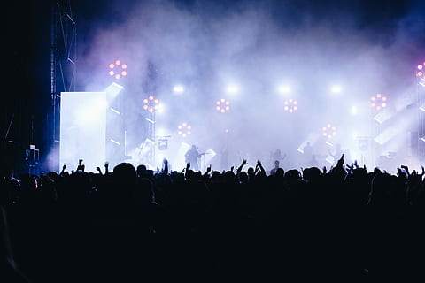 persone, Guardando, vivere, gruppo musicale, notte, persone in concerto, gruppo, folla, prestazione, viola, foschia, nebbia, luce, splendore, silhouette, Festival, musica, concerto, metallo, pesante, roccia, concerto musicale, vocale, difficile, rap, cultura artistica e intrattenimento, evento, godimento, pubblico, concerto di musica popolare, grande gruppo di persone, gruppo di persone, stage - spazio per le prestazioni, Festival musicale, attrezzatura per l'illuminazione, persone reali, palcoscenico, emozione positiva, eccitazione, vita notturna, luce scenica, musica rock, spettatore, 5K, CC0, dominio pubblico, privo di copyright