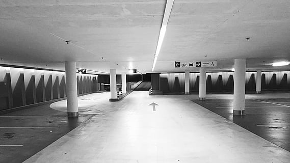 Garaj pentru parcare, noapte, tonuri de gri, loc de parcare, clădire, arhitectură, structura, Subteran, stâlp, în interior, iluminat, transport, tavan, nici o persoana, construită, transport public, coloană arhitecturală, echipamente de iluminat, absență, mijloc de transport, transportul feroviar, gol, zi, călătorie, pardoseală, tren, consecutiv, 4K, CC0, domeniu public, fără drepturi de autor