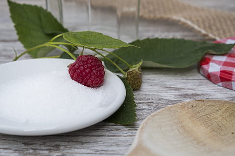 frambuesa, bayas, Fruta, rojo, dulce, azúcar, azúcar granulada, picar, delicioso, cocinar, mermelada, alimentación saludable, fruta de baya, comida y bebida, comida, frescura, hoja, mesa, bienestar, parte de la planta, de cerca, adentro, naturaleza muerta, nadie, material de madera, fresa, enfoque selectivo, plato, naturaleza, maduro, tentación, 5K, CC0, dominio público, libre de derechos