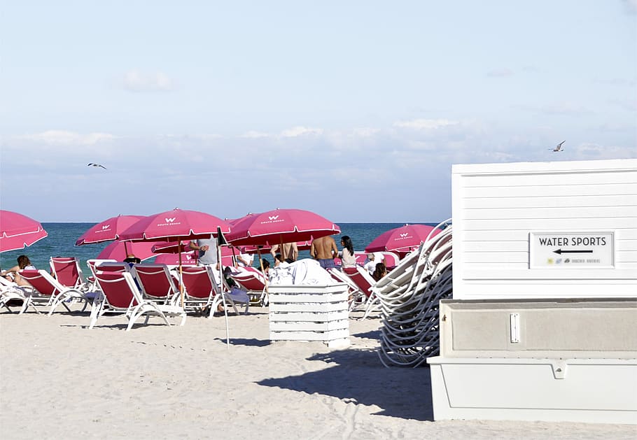 platja, festa, mar, sorra, naturalesa, estiu, sol, gavina, oci, rosa, florida, marítim, miami, platja de Miami, EUA, viatjar, Atlàntic, turistes, Costa, oceà, aigua, vacances, horitzó, para-sol, cadira d'escriptori, Esports aquàtics, hotel, núvols, cremades de sol, a l'aire lliure, cel, cadira, terra, paraigua, dia, llum solar, núvol - cel, seient, protecció, seguretat, ombra, paraigua de platja, grup de persones, 2K