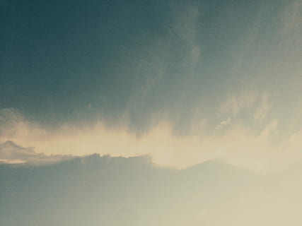 nimbus cloud, bílé zatažené obloze, nebe, mrak, zataženo, vzduch, pramínek, měkký, modrý, odpoledne, hřbet, Příroda, Jasný, mrak - nebe, krása v přírodě, scenics - příroda, klid, klidné scény, nikdo, západ slunce, idylický, životní prostředí, pozadí, nízký úhel pohledu, venku, majestátní, dramatická obloha, atmosféra, mlha, meteorologie, 2K, CC0, veřejná doména, bez autorských práv