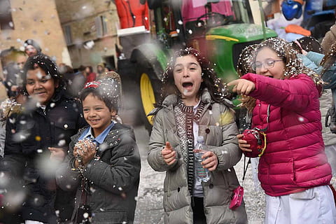 nens jugant a la neu, carnaval, màscares, diversió, nens vestits, hivern, roba calenta, grup de persones, felicitat, temperatura de fred, somrient, alegre, dones, femelles, roba, arquitectura, emoció, nen, celebració, ciutat, rient, gent, noies, emoció positiva, 1080P, CC0, domini públic, lliure de regalies