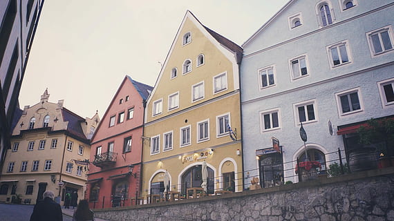 edificio, camino en pendiente, gente, para caminar, tiempo de día, cuesta abajo, la carretera, arquitectura, Europa, escena urbana, ciudad, exterior del edificio, lugar famoso, paisaje urbano, estructura construida, historia, ventana, calle, día, vista de ángulo bajo, el pasado, naturaleza, Distrito residencial, al aire libre, cielo, arco, transporte, pueblo, personas incidentales, casa, cielo limpio, 4K, CC0, dominio público, libre de derechos