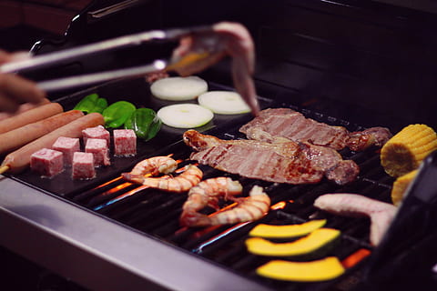 carns, rostir verdures, grilladora, vegetals, a la graella, màquina, menjar, carn, Barbacoa, cuinar, vedella, carn de porc, salsitxa, gourmet, sopar, calor - temperatura, frescor, menjar i beguda, a l'aire lliure, bistec, preparació, alimentació saludable, primer pla, benestar, kebab, gent, mà humana, a l'interior, carn vermella, mà, preparar el menjar, 1080P, CC0, domini públic, lliure de regalies