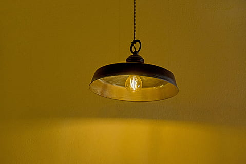 Licht, Deckenleuchte, Domlicht, Lampe, Birne, elektrisch, Beleuchtung, Dekor, Haus, Zuhause, Dekoration, Gelb, Gold, hängend, drinnen, goldfarben, keine Leute, einzelnes Objekt, Schmuck, Kette, Lichtanlage, Nahansicht, Anhänger, kopieren sie platz, beleuchtet, Studioaufnahme, Metall, Licht - natürliches Phänomen, Wandbau - Funktion, Stillleben, Decke, elektrische Lampe, 5K, CC0, gemeinfrei, lizenzfrei