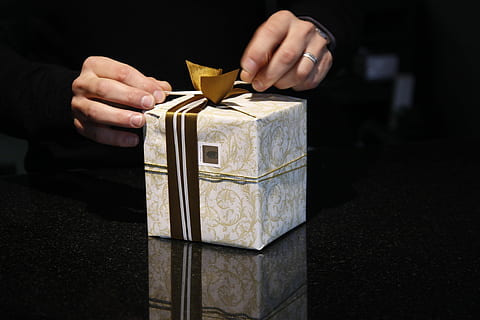 branco, cinzento, caixa de presente, pessoa, mão, caixa, presente, embalagem, laço, Natal, doar, aniversário, fez, decoração, dar, compras de Natal, Império, desejos, alegria, embalado, mãos, pacote, papel de presente, festival, celebração, mão humana, mistério, moeda, uma pessoa, um homem só, riqueza, parte do corpo humano, dentro de casa, segurando, finança, meio, fechar-se, adulto, fundo preto, o negócio, pessoa irreconhecível, ouro colorido, madeira - material, homens, investimento, dedo, 1080P, CC0, domínio público, royalty free