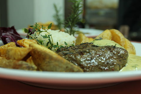 ruokahalu, bbq, naudanliha, kahvila, ruokavalio, ravitsemusterapeutin, ruoka, tuore, grilli, terveys, valo, liikalihavuus, tilata, vati, peruna, pub, ravintola, erityinen, pihvi, vihannekset, namia, yummy herkullinen, ateria, lounas, päivällinen, liha, levy, valmistettu, kuuma, punainen, ruoka ja juoma, tuoreus, valmis syömään, lähikuva, valikoiva tarkennus, sisällä, ei ihmisiä, asetelma, Annoskoko, hyvinvointi, terveellinen ruokavalio, valmistettu peruna, leipä, pöytä, hemmottelu, välipala, houkutus, 5K, CC0, public domain, rojaltivapaa
