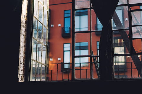 minimalistisk, bilde, glassvindu, bygningsvisning, åpen, vindus, brun, bygning, person, utsikt, vindu, ser, oransje, by, murstein, Urban, arkitektur, urbane scene, bygge eksteriør, bygget struktur, glass - materiale, fasade, ingen folk, innendørs, dag, refleksjon, utendørs, gjennomsiktig, natur, lav vinkel visning, boligområde, Nett, fokusere på forgrunnen, hus, rist, vinduskarm, 5K, CC0, offentlig domene, opphavsrett gratis