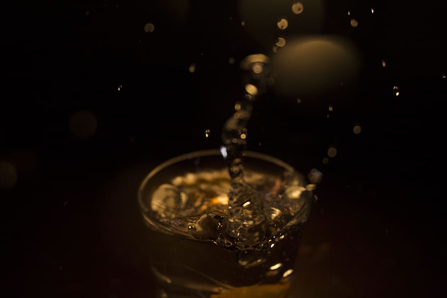 agua, oscuro, vaso, difuminar, de cerca, soltar, gotita, atención, h2o, macro, comida y bebida, refresco, adentro, nadie, beber, fondo negro, equipo doméstico, foto de estudio, movimiento, alcohol, naturaleza, enfoque selectivo, naturaleza muerta, martini, 5K