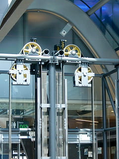 technologie, výtah, konstrukce, moderní, kov, doprava, Ozubené kolo, lano, ocelové lano, průmysl, trubka - trubka, továrna, paliva a energie, stroje, uvnitř, nikdo, nízký úhel pohledu, architektura, stavba, spojení, osvětlovací zařízení, podnikání, průmyslové budovy, zařízení, den, budova, přeprava, průmyslové vybavení, strop, ocel, stříbrné barvy, 2K, CC0, veřejná doména, bez autorských práv