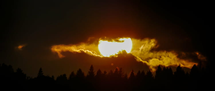 sol, sæt, horisont, solnedgang, aften sol, Sky, Abendstimmung, aftenhimmel, atmosfærisk, ferie, lichtspiel, humør, hvile, aften, romantisk, flyers, silhuet, brænding, nat, flamme, varme - temperatur, udendørs, skovbrand, natur, ingen mennesker, sky - himmel, himmel, ild, brand - naturligt fænomen, atmosfære, miljø, advarselsskilt, røg - fysisk struktur, panoramisk, skønhed i naturen, meddelelse, Skov, solflare, 4K
