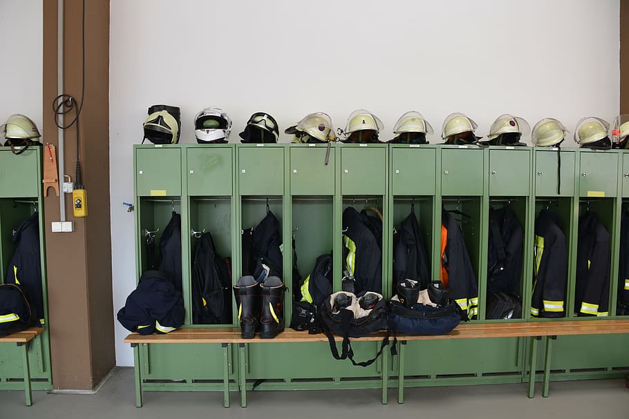 Feuer, Schließfach, kleider, Helme, Schuhe, Schutzkleidung, drinnen, keine Leute, in einer Reihe, große gruppe von gegenständen, grüne Farbe, Sport, Technologie, Seite an Seite, Gestell, Wahl, Umkleideraum, Regal, Ausrüstung, Wohnraum, Auftrag, Bildung, Sicherheit, 5K
