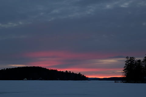 solnedgång, kväll, scen, lugn, lugna, fredlig, vinter-, snö, frysta, sjö, is, frost, fart, mörk, utomhus-, naturskön, skymning, rosa, himmel, träd, moln - himmel, skönhet i naturen, scenics - natur, lugn plats, växt, kall temperatur, natur, inget folk, silhuett, miljö, idyllisk, icke-urbana scenen, orange färg, tall, barrträd, 5K, CC0, offentligt domän, royaltyfria