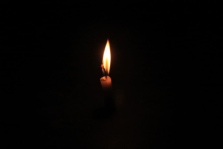 nærbillede foto, lit, lys, mørk, stearinlys, skygge, baggrund, sort baggrund, nat, gul, ild, rædsel, ikoner, romantisk, flamme, brænding, varme - temperatur, indendørs, studio skud, brand - naturligt fænomen, belyst, ingen mennesker, natur, kopiere plads, tæt på, glødende, hjemlige værelse, lys - naturligt fænomen, enkelt objekt, lysstyrke, 5K