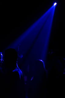 feest, atmosfeer, verlichting, dansen, uitgaan, disco, blauw, nachtleven, genot, muziek-, prestatie, kunst cultuur en entertainment, evenement, nachtclub, nacht, verlichtingsapparatuur, verlicht, licht, binnenshuis, groep mensen, podium - speelruimte, pret, feest - sociale gebeurtenis, mensen, podium licht, populair muziekconcert, donker, muziekfestival, festival, stadium, opwinding, projectie, laser, concert, clubbing, 4K, CC0, publiek domein, royaltyvrij
