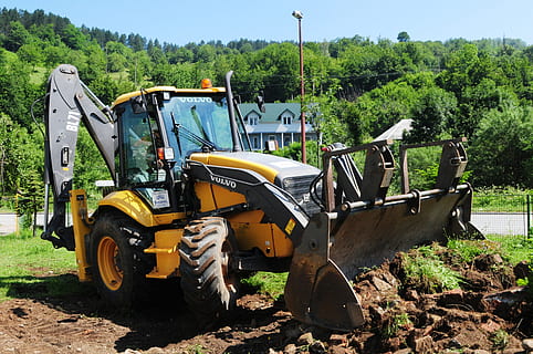 giallo, nero, volvo terna, Casa, albero, giorno, attrezzatura, pesante, terna, macchina, costruzione, notizia in anticipo, industriale, lavoro, macchinario, scavando, scavatrice, all'aperto, sviluppo, pianta, mezzi di trasporto, modo di trasporto, veicolo terrestre, natura, terra, luce del sole, crescita, campo, bulldozer, macchine da cantiere, industria di costruzioni, colore verde, cielo, macchinari agricoli, motore della terra, 4K, CC0, dominio pubblico, privo di copyright