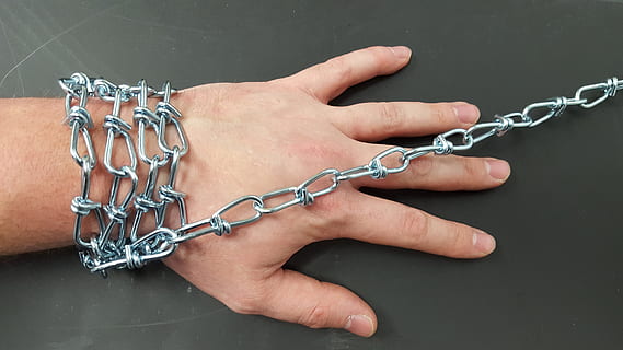 persona, gris, corretja d'enllaç de cadena, cadena, mà, lligat, home, mà humana, part del cos humà, tir de l'estudi, fons negre, primer pla, adult jove, metall, esposa, crim, temes socials, atrapat, càstig, a l'interior, gent, pres, polsera, articulació humana, bloqueig, arquitectura, edifici, canell, color plata, dit, 5K, CC0, domini públic, lliure de regalies