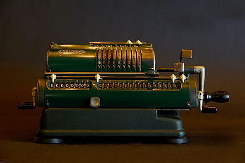overfladisk, fokus fotografering, grøn, industriel, maskine bordindretning, maskine, beregningsmaskine, gammel, metal, teknologi, retro stylet, indendørs, studio skud, antik, tæt på, enkelt objekt, ingen mennesker, sort baggrund, stilleben, meddelelse, bord, nostalgi, skrivemaskine, maskineri, farvet baggrund, kopiere plads, 4K, CC0, offentligt domæne, royaltyfrie