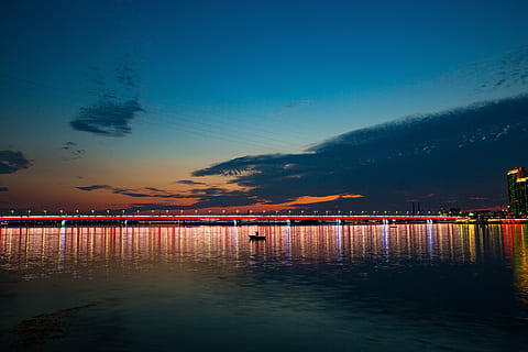 noche, vista nocturna, edificio, puesta de sol, agua, reflexión, cielo, iluminado, paisajes - naturaleza, nadie, naturaleza, arquitectura, nube - cielo, belleza en la naturaleza, oscuridad, azul, mar, tranquilidad, escena tranquila, al aire libre, 5K, CC0, dominio público, libre de derechos