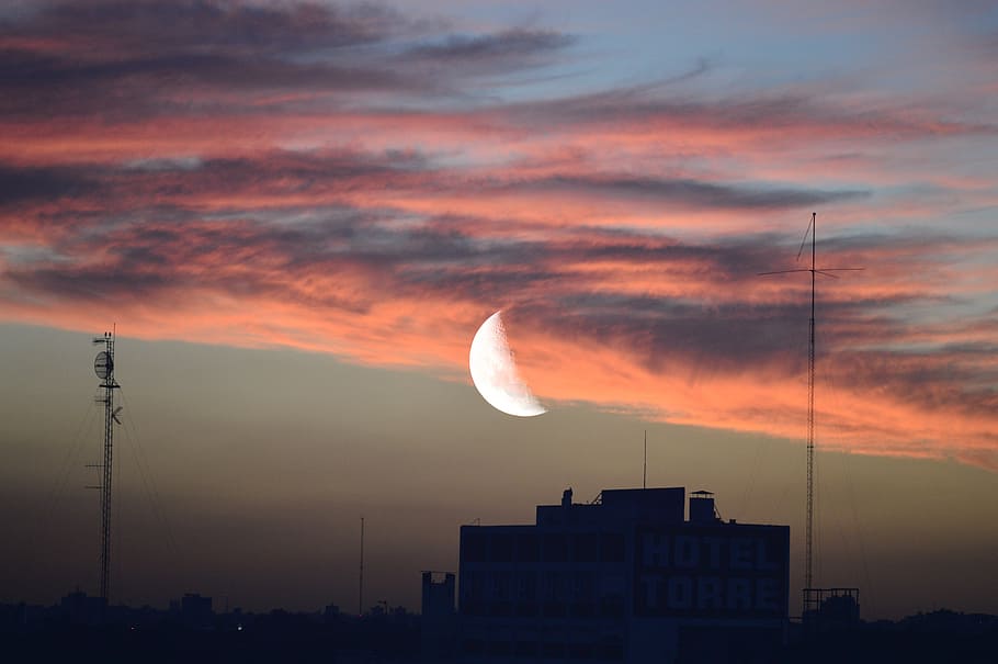 silueta, edifici, Mitja lluna, tarda, lluna, cel, núvols, bellesa, estiu, lluna blanca, nit, detall, paisatge nocturn, posta de sol, naturalesa, la lluna, lluna del cel, núvol - cel, arquitectura, estructura construïda, exterior de l'edifici, cap gent, bellesa a la natura, creixent, a l'aire lliure, color taronja, escenics - natura, vespre, espai, vista d’angle baix, ciutat, astronomia, Lluna planetària, 5K