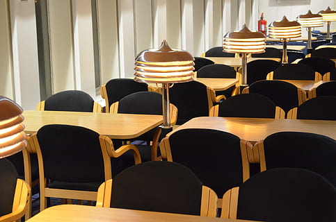 BAC, cameră, bar, scaun, consecutiv, gol, în interior, absență, repetiţie, nici o persoana, aranjament, unul langa altul, grup mare de obiecte, Ordin, masa, auditoriu, zi, lumina soarelui, educaţie, vedere în unghi mare, şcoală, mobila, 4K, CC0, domeniu public, fără drepturi de autor