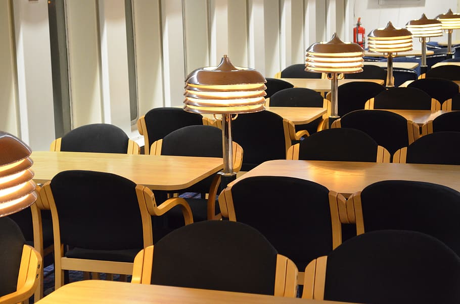 BAC, cameră, bar, scaun, consecutiv, gol, în interior, absență, repetiţie, nici o persoana, aranjament, unul langa altul, grup mare de obiecte, Ordin, masa, auditoriu, zi, lumina soarelui, educaţie, vedere în unghi mare, şcoală, mobila, 4K