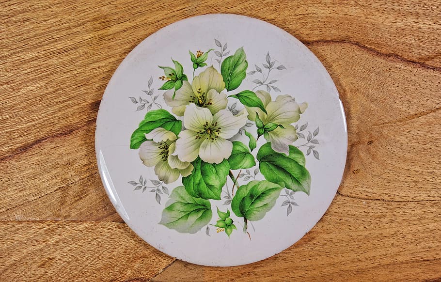 rajola, ceràmica, gres, muntanya russa, floral, estampat de flors, disseny, casa, llar, directament a sobre, taula, frescor, planta, flor, planta amb flors, a l'interior, material de fusta, cap gent, benestar, naturalesa, color verd, herba, menjar i beguda, placa, primer pla, vista d’angle alt, menjar, natura morta, part de la planta, 5K