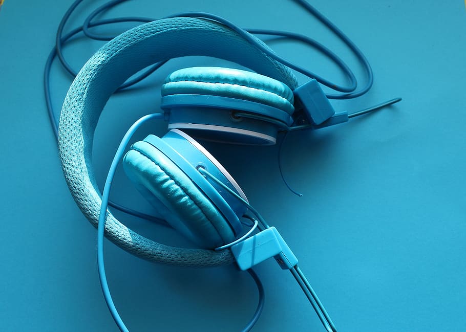 cuffie, elettronica, attrezzatura, tecnologia, gioventù, blu, attrezzatura informatica, equipaggiamento elettronico, cavo, connessione, nessuno, sfondo colorato, in casa, avvicinamento, presa di corrente, cavo del computer, Internet, rete di computer, girato in studio, elettricità, comunicazione, ascoltando, spina di connessione di rete, sfondo blu, color turchese, comunicazioni globali, materiale elettrico, accessorio personale, Alimentazione elettrica, 4K