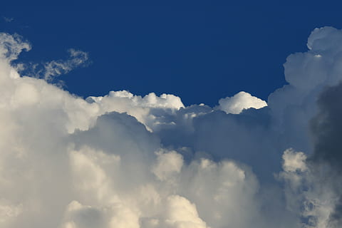 awan kumulus, cuaca, awan, besar, putih, langit, biru, alam, latar belakang, udara, hari, musim panas, di luar rumah, awan - langit, iklim, ruang, surga, halus, cloudscape, keindahan di alam, scenics - alam, lingkungan Hidup, ketenangan, tidak ada orang, mendung, suasana, idilis, warna putih, angin, meteorologi, kelembutan, abstrak, terang, atas, 4K, CC0, domain publik, bebas royalti