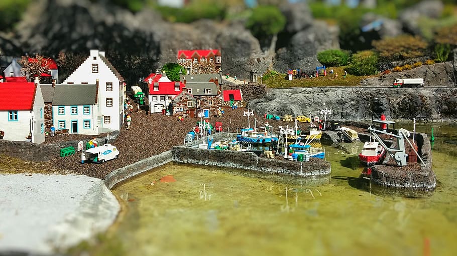 legoland, miniatura, món, Parc d'atraccions, món en miniatura, aigua, reflexió, cap gent, a l'aire lliure, dia, exterior de l'edifici, estructura construïda, vaixell nàutic, arquitectura, naturalesa, transport, manera de transport, enfocament selectiu, edifici, planta, llac, arbre, multicolor, Canvi de inclinació, 2K