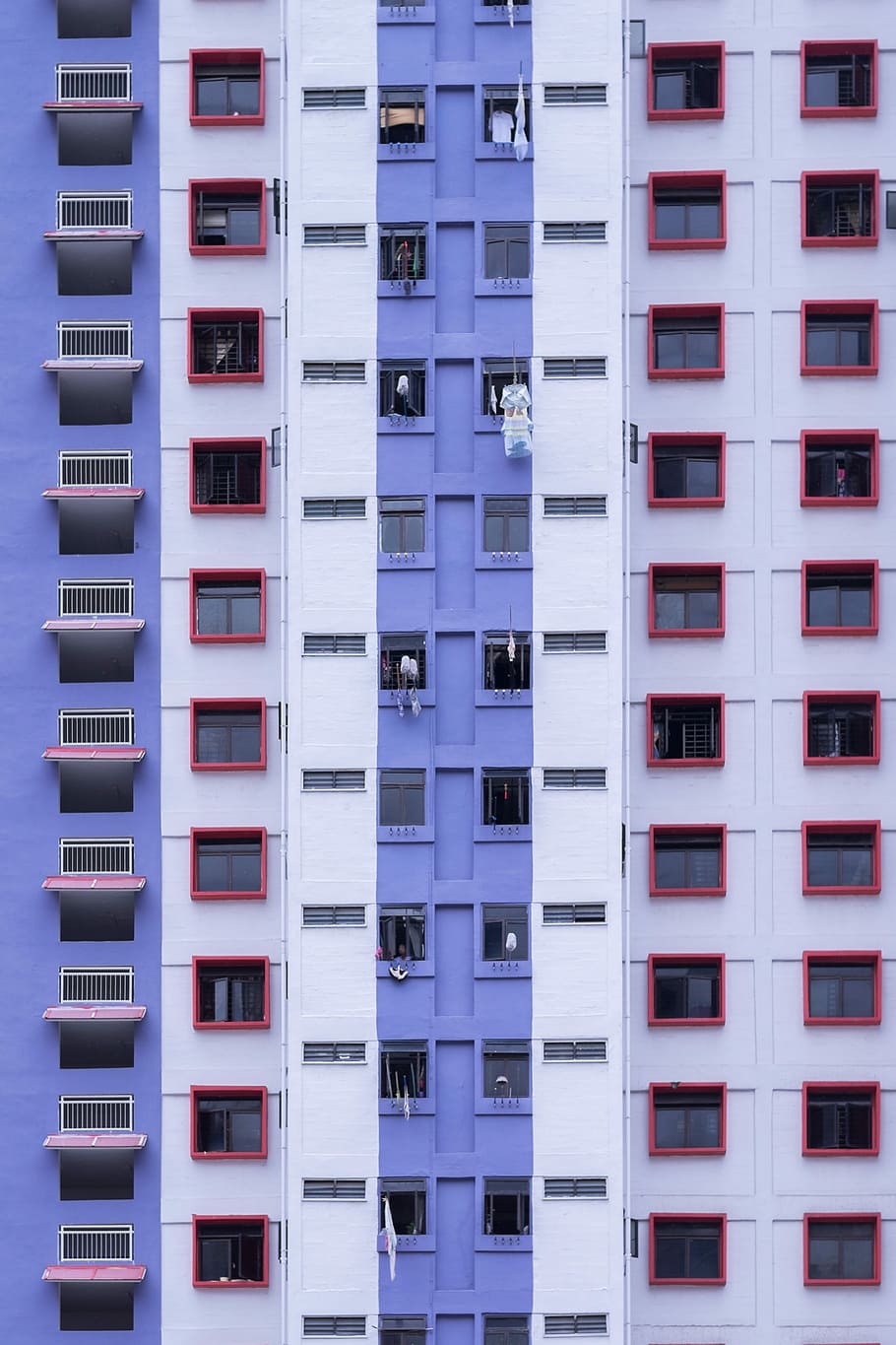 blau, blanc, de gran alçada, edifici, roba, fora, durant el dia, apartament, finestra, complex d’edificis, balcó, bloc, arquitectura, exterior, torre, habitatge, gratacels, façana, bugaderia, línia de roba, cap gent, fons, exterior de l'edifici, marc complet, estructura construïda, en fila, dia, repetició, Color blanc, costat a costat, barri residencial, patró, a l'aire lliure, modern, ciutat, 4K