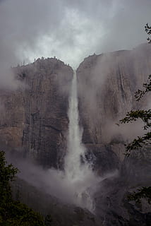 cascada a la muntanya, foto de lapse de temps, cascades, fons de pantalla, fons de pantalla de l'iPhone, fons de l'iPhone, bloquejar el fons de la pantalla, naturalesa, bellesa a la natura, escenics - natura, escena no urbana, cel, geologia, boira, planta, cap gent, escena tranquil·la, arbre, muntanya, tranquil·litat, terra, geografia física, núvol - cel, medi ambient, dia, rock, a l'aire lliure, poder a la natura, primavera càlida, 5K, CC0, domini públic, lliure de regalies