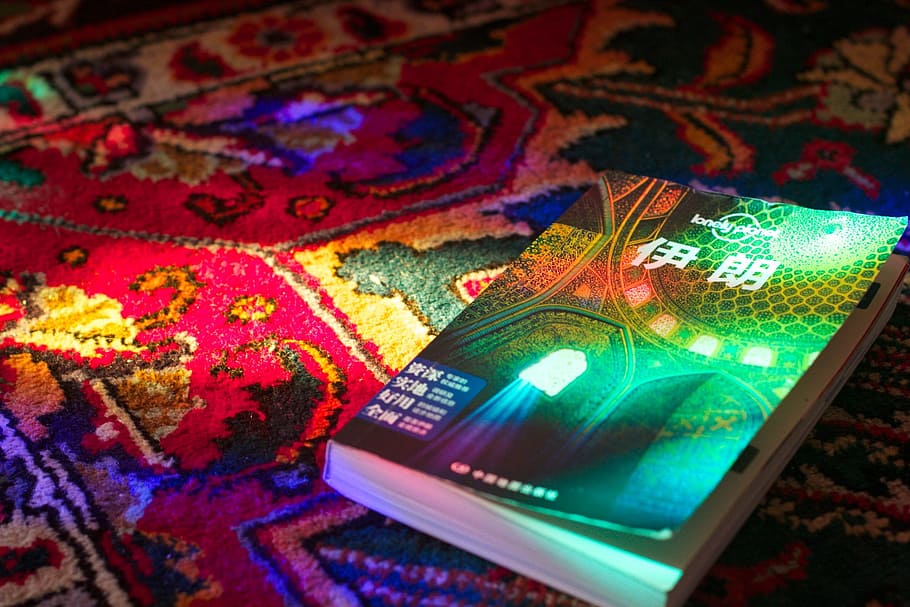 tappeto, arte, libro, conoscenza, studia, multicolore, nessuno, avvicinamento, in casa, carta geografica, modello, illuminato, comunicazione, arte e artigianato, connessione, futuristico, guida, vista dall'alto, città, industria elettronica, tecnologia, direzione, messa a fuoco selettiva, raggiante, mappa del mondo, 2K