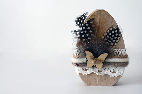 fotografie, maro, de lemn, decor, alb, fundal, ou de Paște, ou, lemn, pană, decor de Paști, Paste Fericit, fluture, materiale naturale, Paști, nuanțe de maro, Salutări de Paște, sarbatoarea de Paste, animale tematice, fundal alb, în interior, animal, studio shot, nici o persoana, pestriţ, un animal, animale sălbatice, spațiu copie, elimina, model, a închide, buline, alimente, arc, un singur obiect, arc legat, partea corpului animalului, animale vertebrate, fluture - insectă, 4K, CC0, domeniu public, fără drepturi de autor