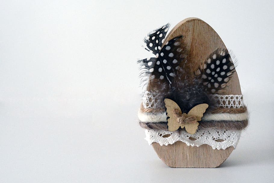 foto, marró, fusta, decoració, blanc, fons, ou de Pasqua, ou, ploma, decoració de pasqua, Feliç Pasqua, papallona, materials naturals, Pasqua, tons de marró, salutacions de pasqua, celebració de Pasqua, temes d'animals, fons blanc, a l'interior, animal, tir de l'estudi, cap gent, tacat, un animal, fauna animal, còpia espai, tallar, patró, primer pla, lunars, menjar, arc, sol objecte, llaç de llaç, part del cos dels animals, vertebrats, papallona - insecte, 4K