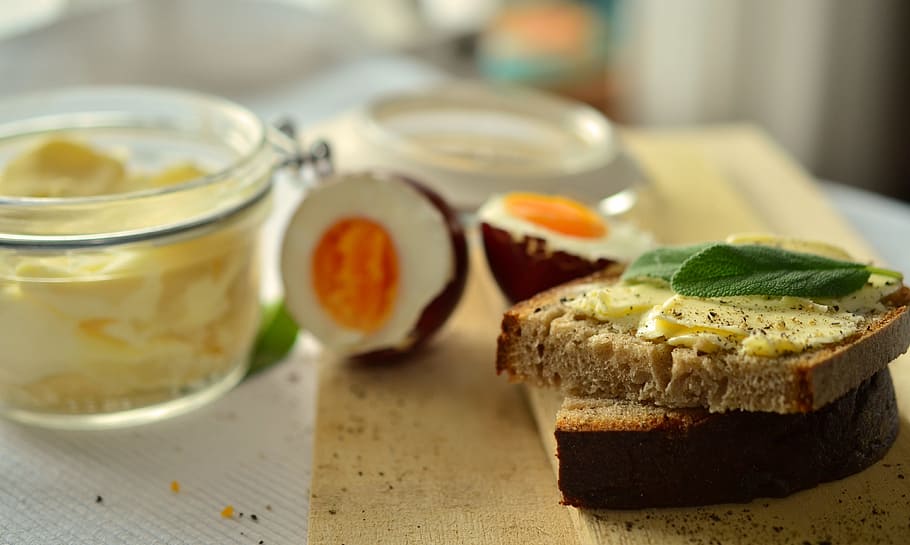 pane di grano, accanto, barattolo di burro, pane, burro, prima colazione, pane del contadino, pane e burro, mangiare, cibo, vicino, nutrizione, copertura del pane, erbe aromatiche, cibo e bevande, freschezza, mangiare sano, benessere, in casa, concentrarsi sulle conoscenze acquisite, pronto a mangiare, nessuno, avvicinamento, natura morta, tavolo, pasto, indulgenza, vaso, frutta, fetta, uovo, tentazione, bicchiere, 4K